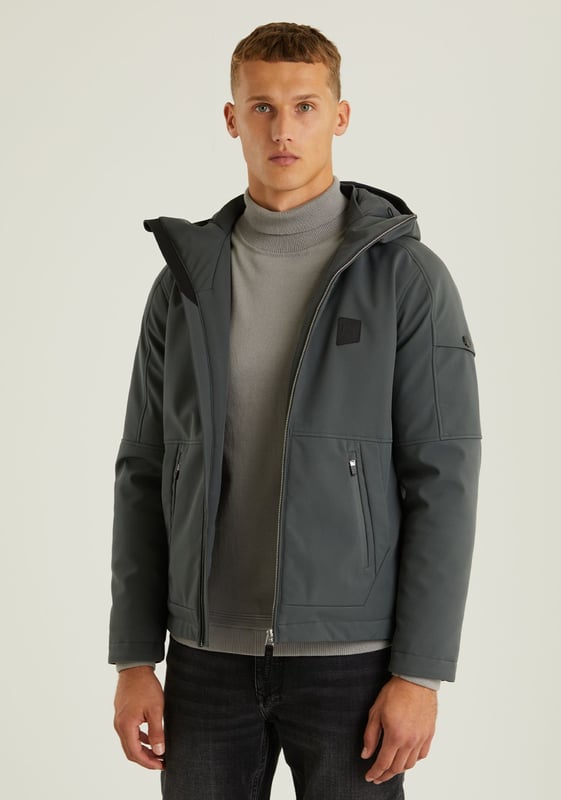 Passform & Material Die Saturn Climate ist ein kurzes und tailliertes Winterjackenmodell. Es handelt sich um eine Jacke mit einer Außenschicht aus Softshell. Diese Schicht sorgt dafür, dass die Jacke wasserabweisend, winddicht und atmungsaktiv ist und Sie warm hält.  Details Diese Winterjacke hat 5 Taschen, darunter zwei Seitentaschen, eine mit Reißverschluss und eine mit Knopfverschluss auf beiden Seiten. Auf der Innenseite befindet sich eine Innentasche mit Reißverschluss. Außerdem hat die Jacke eine verstellbare Kapuze und unverwechselbare CHASIN'-Details.  Eigenschaften Softshell Wasserabweisend Winddicht Atmungsaktiv Warmhalten Verstellbare Kapuze 5 Taschen Kunststoffreißverschluss CHASIN'-Details