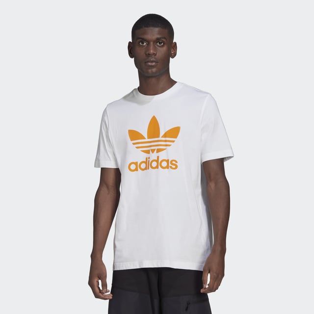 The Trefoil logo is steeped in sport and style history. But it's about more than that. It represents a fearless energy and a clan of creators striving to be their best at every step. Slip into the comfort of this adidas t-shirt and show it off. By buying cotton products from adidas, you're supporting more sustainable cotton farming.  - This model is 188 cm and wears a size M. Their chest measures 95 cm and the waist 81 cm. - Regular fit - Ribbed crewneck - 100% cotton single jersey - Better Cotton Initiative  Shipped by adidas