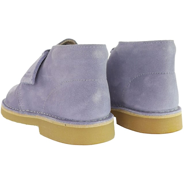 Maak kennis met de Clarks Desert Kids Blue Boots â€" een stijlvol en comfortabel schoeisel ontworpen om je kleintje vol vertrouwen te laten stappen. Gemaakt met dezelfde aandacht voor detail en kwaliteit die het merk Clarks definieert, zijn deze laarzen een perfecte mix van mode en functionaliteit voor de jongere generatie.

Belangrijkste kenmerken:

 Charmante blauwe tint:  De Desert Kids Blue Boots hebben een prachtige blauwe kleur die een speelse touch toevoegt aan de garderobe van je kind. De levendige tint is niet alleen on-trend, maar past ook gemakkelijk bij verschillende outfits, waardoor deze laarzen een veelzijdige keuze zijn voor elke gelegenheid.

 Tijdloos ontwerp woestijnlaars:   Deze kinderlaarzen zijn geïnspireerd op het iconische silhouet van de Clarks Desert Boot en hebben een tijdloos design dat trends overstijgt. De klassieke vorm en structuur zorgen voor een look die zowel stijlvol als duurzaam is, waardoor ze een betrouwbare keuze zijn voor elke jonge trendsetter.

 Duurzaam suède bovenwerk:   Deze laarzen zijn gemaakt van suède van hoge kwaliteit om de actieve levensstijl van kinderen te weerstaan. Het duurzame materiaal voegt niet alleen een vleugje luxe toe, maar zorgt er ook voor dat ze lang meegaan, waardoor ze geschikt zijn voor dagelijkse avonturen.

 Comfortabele binnenzool:   Clarks geeft prioriteit aan comfort, zelfs voor de allerkleinsten. De Desert Kids Boots hebben een dempende binnenzool die ondersteuning en comfort biedt bij elke stap. Of ze nu op de speelplaats rondrennen of naar school gaan, deze laarzen houden kleine voetjes de hele dag tevreden.

 Veilige Sluiting: De laarzen zijn voorzien van een veilige vetersluiting, voor een aanpasbare pasvorm. Deze functie zorgt ervoor dat de laarzen comfortabel aan de voeten van je kind blijven zitten, terwijl ze de flexibiliteit bieden die nodig is om actief te spelen.