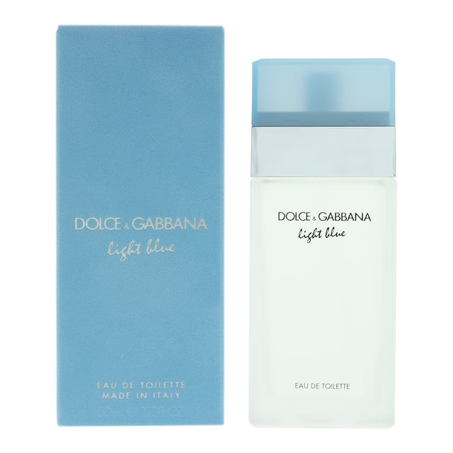 Light Blue ist der Inbegriff mediterraner Lebensfreude. Das farbenfrohe, frische und blumig-fruchtige Eau de Toilette spiegelt die Sinnlichkeit mediterraner Lebensart wider. Seine von sizilianischer Zeder, knackig grünem Apfel und verlockenden Blauglöckchen geprägte Kopfnote fängt die Quintessenz eines sonnigen Sommertags im Süden Italiens ein. Weiblichkeit gepaart mit Entschlossenheit: Jasmin und weiße Rose fügen sich zu einem Bouquet, das der Bambusnote ihre scharfe Frische nimmt. Die vom klassischen Dolce&Gabbana Parfum inspirierte, zeitlose Komposition Light Blue hat bei aller Selbstsicherheit eine ausgesprochen feminine Facette. Ihr zartblauer Verschluss spiegelt die Klarheit des Mittelmeerhimmels wider, sein kraftvoller Flakon die Stärke der modernen Frau.