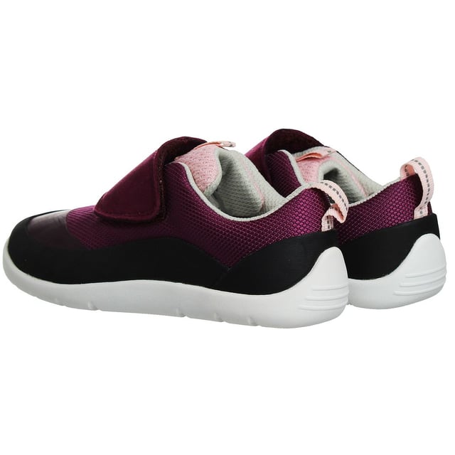 Los zapatos Clarks Play Trial Kids Pink son una opción elegante y cómoda de calzado diseñado específicamente para niños. Clarks es conocida por su calidad y compromiso con la comodidad, y estos zapatos reflejan esas cualidades. Aquí tienes una descripción de las características clave:

 Diseño rosa vibrante:  Estos zapatos vienen en un vibrante color rosa, añadiendo un toque divertido y enérgico al atuendo de tu hijo. El atrevido tono resulta atractivo para los niños y marca estilo.

 Construcción duradera:  Clarks es conocida por producir zapatos de alta calidad, y estos zapatos están construidos para soportar la naturaleza activa y dinámica de los niños.

 Plantilla acolchada:  Los zapatos vienen con una plantilla acolchada, que ofrece soporte y comodidad para los pies jóvenes. Esta característica permite a los niños llevar los zapatos durante largos periodos de tiempo sin molestias.

 Materiales transpirables:  Los zapatos están hechos de materiales transpirables que ayudan a mantener un ambiente cómodo y seco para los pies, incluso durante el juego activo.

 Construcción ligera:  A pesar de su aspecto robusto, los zapatos Clarks Play Trial están diseñados para ser ligeros, lo que reduce el riesgo de fatiga e incomodidad durante el uso prolongado.

 Puntera reforzada:  Para mejorar la durabilidad, estos zapatos incluyen una puntera reforzada, que proporciona protección adicional a los niños activos y salvaguarda los zapatos de rozaduras.

 Suela flexible:  La suela exterior está diseñada para proporcionar flexibilidad y una tracción fiable, garantizando la estabilidad y la facilidad de movimiento, algo crucial para los niños en movimiento.

 Calidad Clarks:  Clarks es una marca de confianza y reputación conocida por producir calzado cómodo y de alta calidad. Estos zapatos reflejan el compromiso de la marca con la calidad y el estilo.