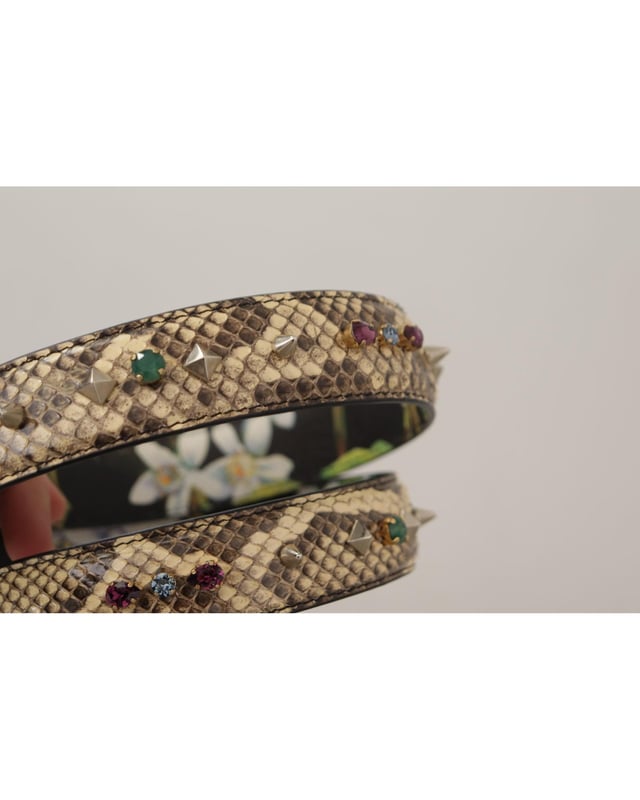 100% äkta Dolce \u0026 Gabbana axelrem för axelväska\n  Tillverkad av läder\n  Vacker beige nyans\n  Komplett med två guldfärgade karbinhakar\n  Modell: Axelrem för väskor\n  Kön: Kvinna Kvinnor\n  Färg: Beige med guldfärgade metalldetaljer\n  Material: 100% Python-läder\n  Detaljerad logotyp\n  Tillverkad i Italien\n  Mått: 100cm x 3cm\nMaterial: 100% pytonläder