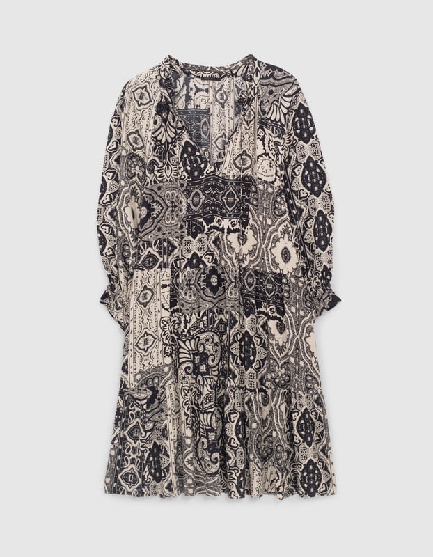Midi dress with scarf print, round neck, 3/4 sleeves. Sewing at the level of the size. Elastic on the wrists. Tie fastening at the front of the neck and zip on the side.