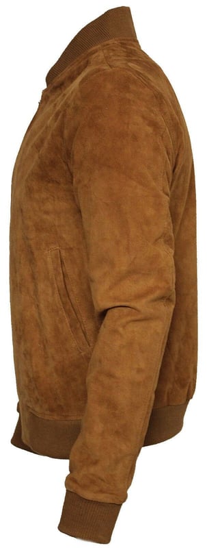 Investeer in tijdloze zwier met dit stijlvolle, stoere leren jack gemaakt van boterzacht geitensuèdeleer. Dit retro-jack heeft elastische zomen en manchetten en een ritssluiting aan de voorkant voor een comfortabelere pasvorm. Geef je causale look het perfecte finishing woord en combineer deze stijl met jeans en hoge sneakers