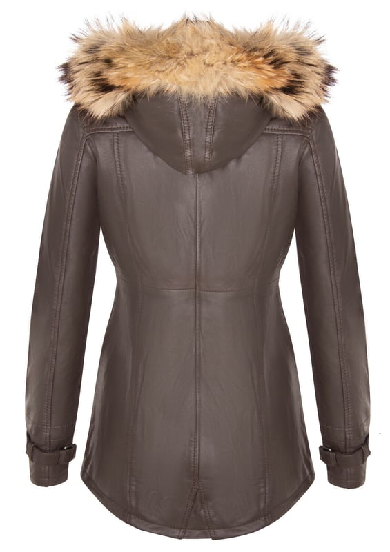 Verhoog je winterstijl met ons leren damesparkajack, een perfecte mix van minimalistische verfijning en warmte. Deze jas is gemaakt van 100% premium, ultrazacht nappaleer en biedt zowel luxueus comfort als een tijdloze uitstraling. Dit is wat hem onderscheidt:  
 Afneembare, met bont gevoerde capuchon: De jas wordt geleverd met een met bont gevoerde capuchon, die zorgt voor warmte en comfort tijdens de winter terwijl het een stijlvol tintje toevoegt aan het algehele ontwerp. 
 Knoopsluiting: In plaats van de typische ritssluiting heeft deze jas een een knoopsluiting over de YKK-ritssluiting, waardoor een meer klassieke en verfijnde esthetiek ontstaat. 
 Verstelbare gespen: Gespen op de manchetten zijn toegevoegd verstelbaarheid, waardoor je de pasvorm kunt aanpassen en ervoor kunt zorgen dat de mouwen ademend blijven voor langdurig comfort. 
 Verlengde tailleritsen: Twee verlengde horizontale ritsen Ritsen lopen over de taille, bieden voldoende opbergruimte en voegen een moderne twist toe aan het ontwerp van de parka. 
 Hoge trechterkraag: De hoge trechterkraag kan worden vastgemaakt met een YKK-rits over de volledige lengte, die extra bescherming biedt tegen kou en wind.  Met zijn strakke en minimalistische ontwerp is deze leren damesparka een veelzijdige toevoeging aan je wintergarderobe, waarbij mode en functionaliteit moeiteloos worden gecombineerd