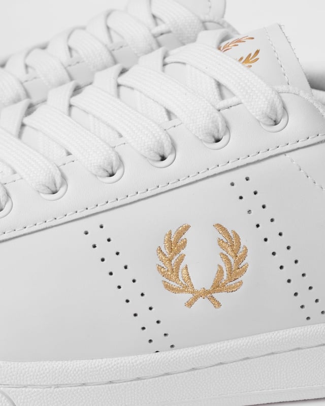 Sneaker vervaardigd met een zachte leren bovenkant van volnerfleer voor een hoogwaardige afwerking. Voorzien van geperforeerde zijpanelen voor verbeterde ademendheid en stijl. Geplaatst op een duurzame rubberen zool voor betrouwbare grip en de hele dag comfort.