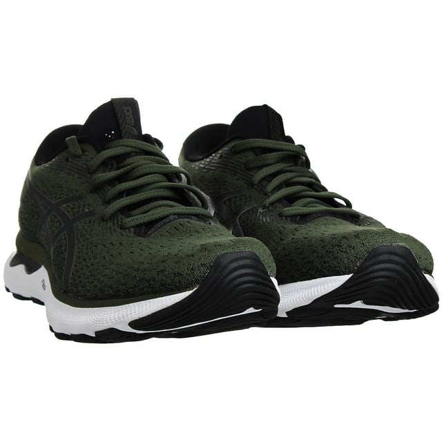 Presentamos las zapatillas de running para hombres ASICS GEL-NIMBUS® 24, un testimonio de innovación y excelencia en la ingeniería en el mundo del calzado para correr. Diseñadas para elevar tu experiencia de carrera, estas zapatillas ofrecen una protección contra impactos inigualable, un rendimiento ligero y una comodidad sin igual para tus sesiones de entrenamiento de larga distancia.

Características clave:

 Protección avazada contra impactos: El GEL-NIMBUS® 24 está diseñado para proporcionar una protección notable contra impactos con cada paso que das. Despídete de los efectos bruscos de las superficies duras, ya que estas zapatillas ofrecen una aterrizaje más suave, reduciendo el estrés en tus articulaciones y permitiéndote correr más tiempo y con mayor comodidad.

 Más ligeras que nunca: ASICS ha logrado hacer que el GEL-NIMBUS® 24 sea aproximadamente 20g más ligero que su predecesor, asegurando que puedas disfrutar de una sensación más ligera y ágil sin sacrificar la amortiguación y el soporte.

 Parte superior de malla técnica: La parte superior del zapato está elaborada con una suave malla técnica que abraza delicadamente tu pie. Este material no solo mejora la comodidad, sino que también promueve el movimiento natural, permitiendo que tus pies respiren durante esos largos recorridos.

 Panel del mediopié: El panel del mediopié se adapta perfectamente a los contornos de tu pie, creando una conexión armoniosa entre tú y la zapatilla. Esta característica contribuye a una zancada más suave y sin esfuerzo, asegurando que cada paso se sienta cómodo y controlado.