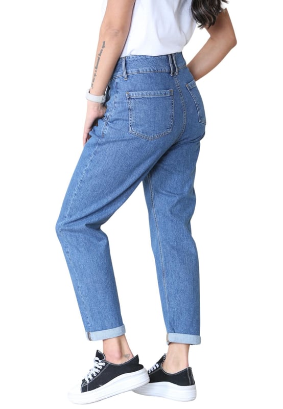 MYT Womens Boyfriend Jeans zorgen voor een perfecte pasvorm voor mensen met een rond figuur. - High Waisted met plooien aan de voorkant en Gemaakt van denim van hoge kwaliteit, deze jeans is ontworpen om veelvuldig dragen en thee te weerstaan. - - . Relaxed Fit Tapered Legs Met een klassiek boyfriend jeans silhouet kan deze jeans zowel omhoog als omlaag gekleed worden voor verschillende gelegenheden. - - .  Deze jeans is baggy aan de bovenkant met brede taille en taps toelopend op de benen. - - . Over het algemeen in goede staat, er zitten wat losse draadjes aan de randen van de knoopsgaten. - - .   Maat 10 is 28 inch in de taille. - - . . . - - .   Maat 12 is 30 inch in de taille. - - . . . - - .   Maat 14 is 32 inch in de taille. - - . . . - - .   Maat 16 is 34 inch in de taille. - - . . . - - .   Maat 18 is 36 inch in de taille. - - . . . - - .   Maat 20 is 38 inch in de taille. - - . . - - . Maat 22 is 40 inch in de taille. - - . . . - - . Maat 24 is 42 inch in de taille. - - . . . - - .
