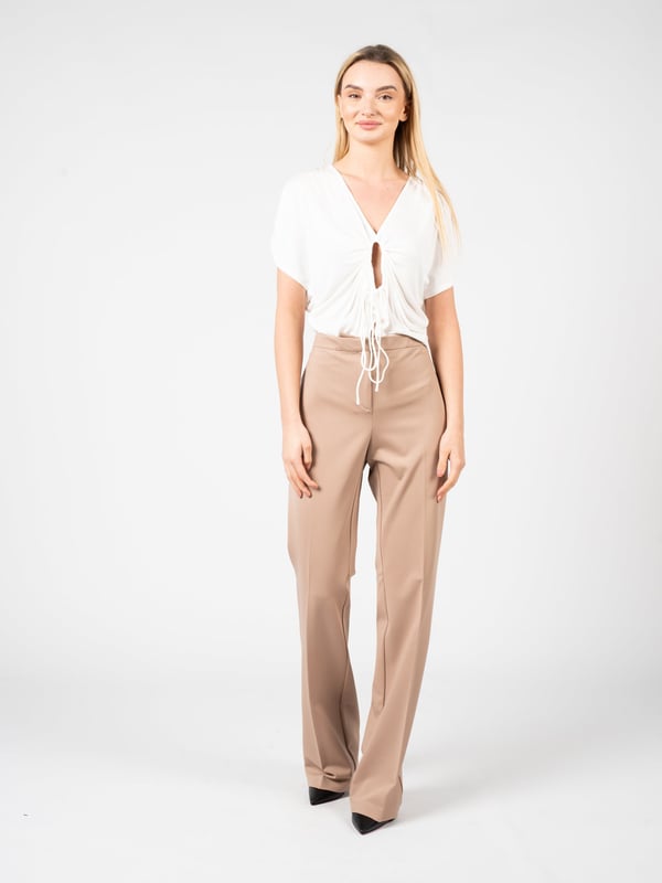 Este diseño holgado es la esencia de la comodidad y el estilo, perfecto para quienes valoran la libertad de movimiento y un look casual para el día a día.

El escote en V es un elemento atemporal que subraya delicadamente el cuello y añade feminidad a cualquier outfit.

Con manga corta, proporcionando comodidad en los días más cálidos, este top es un must-have en cualquier armario de verano.

El fruncido decorativo en el frente es un detalle original que atrae la mirada y da a esta blusa un carácter único.

Hecho de tela de alta calidad, garantiza no solo un aspecto premium, sino también durabilidad y resistencia al uso diario.

Producido en Italia, lo que es sinónimo de artesanía, diseño y calidad indiscutible, haciendo de este producto una elección para los clientes más exigentes.