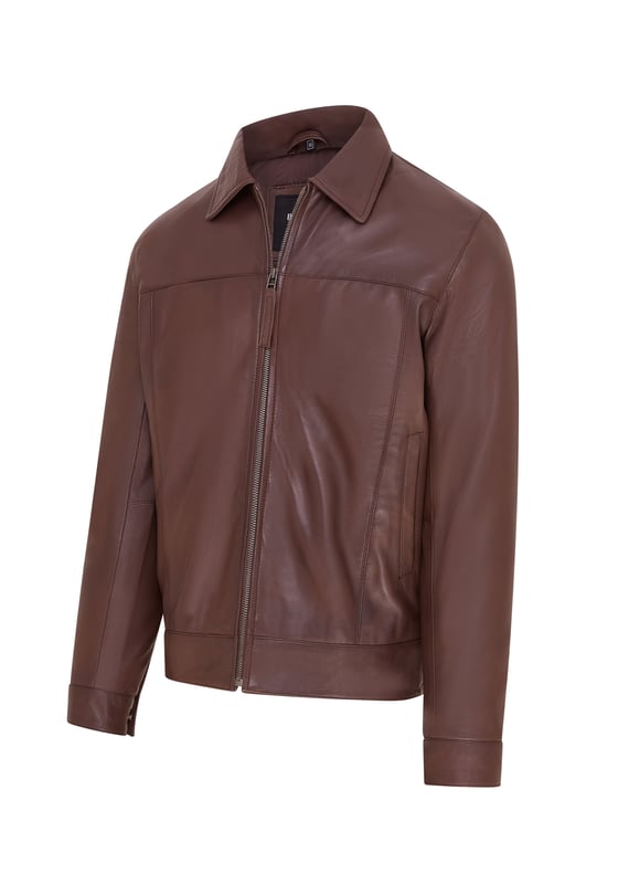 Dit Harrington jack is een tijdloos design dat doet denken aan het bikertijdperk uit de jaren 50. We hebben een klassieke overhemdkraag en twee handzakken in de taille voor een strakke en klassieke look. Verkrijgbaar in zwart, bruin en diep kastanjebruin, dit jack kan worden gecombineerd met verschillende outfits en is de perfecte keuze voor een avondje uit. Met een eersteklas satijnen binnenkant en een liefdevol vervaardigd nappaleren lichaam, is dit comfortabele Harrington een bewijs van het feit dat ondanks een scala aan mode en smaken, sommige stukken gewoon gemaakt zijn om niet te missen in je garderobe. • 100% eersteklas ultrazacht nappaleer. • Twee schuine taillezakken • Klassieke overhemdkraag • Zakken geïntegreerd in de voering van het jack • YKK-ritssluiting