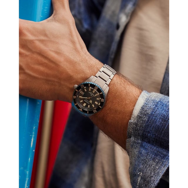 Diese Citizen Promaster Fujitsubo Limited Edition Analoguhr für Männer ist das perfekte Zeitmessgerät zum Tragen oder Verschenken. Das silberne 41 mm runde Gehäuse in Kombination mit dem komfortablen Silber-Titan-Uhrenarmband sorgt dafür, dass Sie dieses atemberaubende Zeitmessgerät ohne Kompromisse genießen können. Angetrieben von einem hochwertigen automatischen Uhrwerk und wasserfest bis 20 bar, wird Ihre Uhr weiterhin zuverlässig ticken. Die Promaster-Serie, die das Wesen der Erkundung in der Luft, zu Land oder zur See einfängt, feiert ihr 35-jähriges Jubiläum im Bereich professioneller Abenteuer mit einer neuen limitierten Serienausgabe. Diese automatische Analoguhr verfügt über eine Kalenderfunktion: Datum, leuchtende Zeiger, leuchtende Zahlen und eine verschraubte Krone. Hochwertiges 21 cm langes und 19 mm breites Silber-Titan-Armband mit einer Faltschließe mit Druckknopf. Gehäusedurchmesser: 41 mm, Gehäusehöhe: 12 mm und Gehäusesilber: Zifferblattfarbe: Blau.