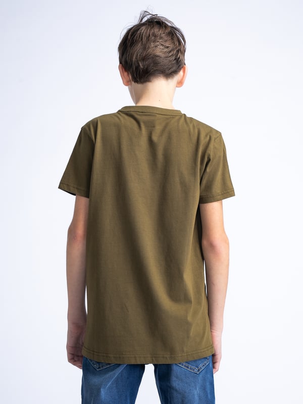T-Shirt mit Rundhalsausschnitt und kurzen Ärmeln. Dieses T-Shirt ist mit einem im Brustbereich applizierten Petrol-Aufdruck versehen. Hergestellt aus 100 % Baumwolle. In verschiedenen Farben erhältlich. Du schwankst zwischen zwei Größen? Nimm die größere Größe! Kurzarm-T-ShirtRundhalsausschnittIm Brustbereich applizierter Petrol-Aufdruck100 % BaumwolleDas Model ist 150 cm groß und trägt Größe 152.