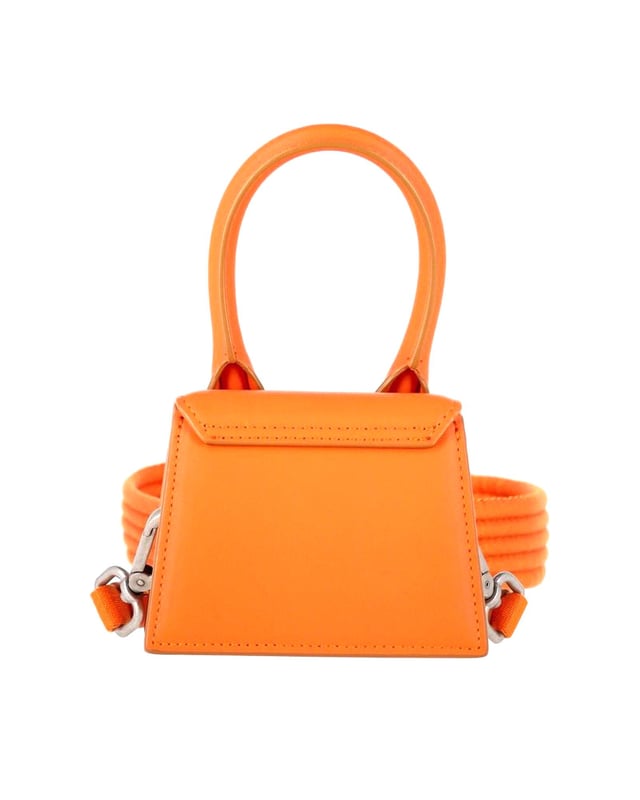 VINTAGE, RRP AS NEW
Add a pop of color to your ensemble with the Jacquemus Le Chiquito Mini Signature Top Handle Bag in a vibrant orange hue. This mini top-handle bag boasts a structured silhouette. The bag is finished with the brand's signature logo lettering, giving it an elegant touch. With a removable crossbody strap for versatility and a magnetic closure for security, this Jacquemus Le Chiquito Mini Signature Top Handle Bag is the perfect accessory to elevate your look.
Jacquemus Le Chiquito Mini Signature Top Handle Bag in Orange Leather
Condition: Excellent
Sign of wear: No
Material: Leather
Color: Orange
Dimensions:  
Length: 130 mm
Width: 70 mm
Height: 95 mm
SKU: 358559 / NAPBKGBBA337801W  
Size: One Size