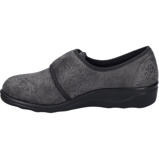 Ontdek de knusse wereld van JOSEF SEIBEL met het model Nice 80, een pantoffel die is uitgevoerd in een ingetogen grijze kleur en speciaal is ontworpen voor dames. Deze schoen belichaamt de perfecte mix van traditioneel vakmanschap en modern comfort. De zool wordt direct in de mal gespoten en sluit naadloos aan op het bovenwerk van textiel, waardoor de schoen niet alleen uitzonderlijk zacht en flexibel is, maar ook licht van gewicht. De PU-zool, een zacht synthetisch materiaal met uitstekende dempende eigenschappen, biedt dezelfde voordelen als rubber, maar zonder het gewicht. Het bijzondere aan deze schoen is de comfortabele wijdte H, waardoor hij ideaal is voor iets bredere voeten, en het binnenwerk en de binnenzool, beide van textiel, die zorgen voor een comfortabele pasvorm. De Nice 80 is voorzien van een klittenbandsluiting en kan dus aan de voet worden aangepast. De Relax productlijn, waartoe deze slipper behoort, staat voor een gegarandeerde pasvorm en de hoogste kwaliteit. De schoen heeft een bloemenpatroon dat hem een gezellige uitstraling geeft en het comfort benadrukt. Als onderdeel van de Relax-collectie, die is geëvolueerd van Westland naar Josef Seibel Relax, vertegenwoordigt deze damesschoen de waarden van slow fashion: duurzaamheid, kwaliteit en bewuste productie. Voor gezellige uurtjes thuis of voor lichte vrijetijdsactiviteiten, de Nice 80 biedt de ideale basis voor ontspannen momenten. Met deze schoen wordt elke stap onderdeel van een bewuste, op comfort gerichte levensstijl.