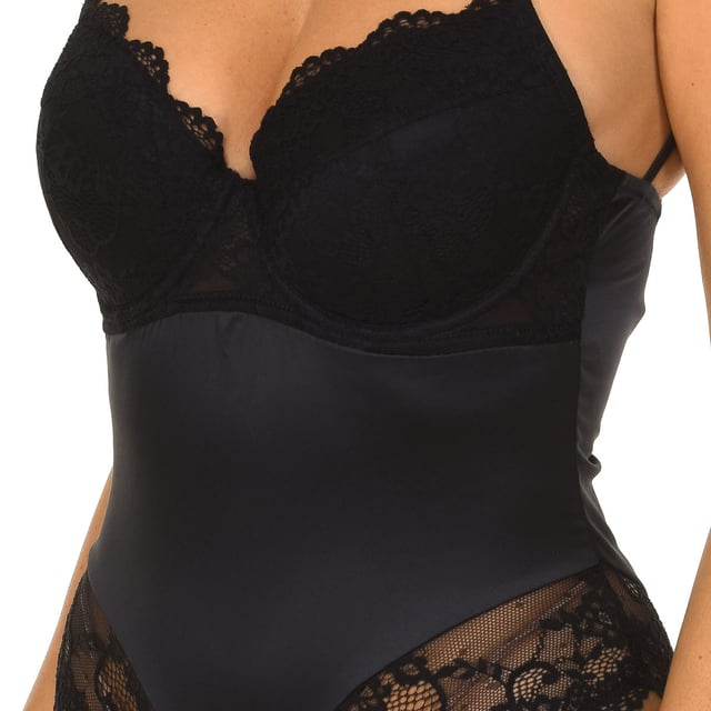 Guess Riemchen-Bodysuit.
 Farbe Schwarz
 Am Rücken gekreuzte Riemen.
 Passende sichtbare Nähte
 Knopfverschluss an der Unterseite.
 V-Ausschnitt.
 Sehr elastischer und anpassungsfähiger Stoff.

 Zusammensetzung: 90% Polyester, 10% Elastan

 Waschanleitung:
 - Handwäsche.
 - Nicht bügeln.
 - Nicht für den Wäschetrockner geeignet.
 - Kein Bleichmittel verwenden.
 - Chemische Reinigung ist nicht erlaubt.
 Zusammensetzung: 90% Polyester, 10% Elastan
 Pflege:
Waschanleitung:
 - Handwäsche.
 - Nicht bügeln.
 - Es ist nicht erlaubt, einen Trockner zu benutzen.
 - Keine Bleichmittel verwenden.
 - Chemische Reinigung ist nicht möglich.
