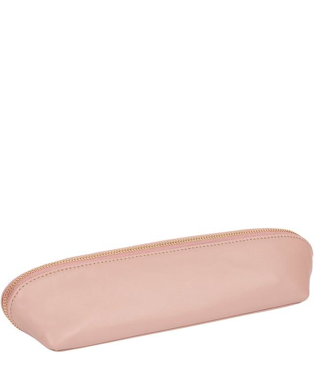 The 'Reeves' leather cosmetic brush bag is handcrafted from a luxurious smooth grain natural leather for a soft-touch and stylish finish. A flawless untreated, natural 100% cotton lined spacious central compartment is concealed and secured by a unique zip round top. Finished with the iconic Pure Luxuries gold foil embossed logo, for a striking finishing touch and presented in a 100% cotton branded Pure Luxuries pouch.