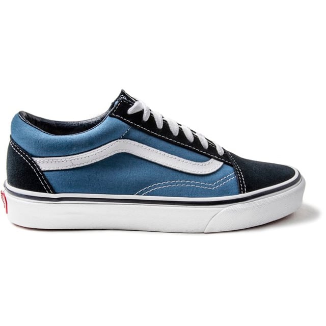 Seien Sie das coolste Kind auf dem Block mit dem Marineblau Old Skool Trainer von ikonischen Marke Vans. Hergestellt aus einem Canvas-Obermaterial und saß auf einer kontrastierenden Plattform Gummilaufsohle. Diese trendigen Kicks verfügen über das Vans-Logo und klassische weiße Linie Detail.