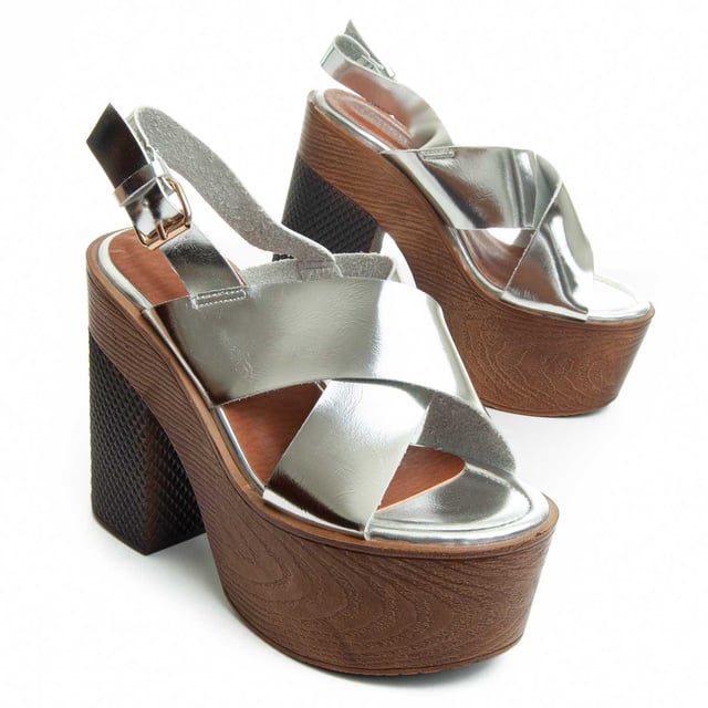 Women's high heel sandals. Comfortable fit. Padded insole. Non-slip sole. Reinforced stitching. Manufactured by other brands for our brand. Approximate size: 12 cm heel and 5 cm platform.