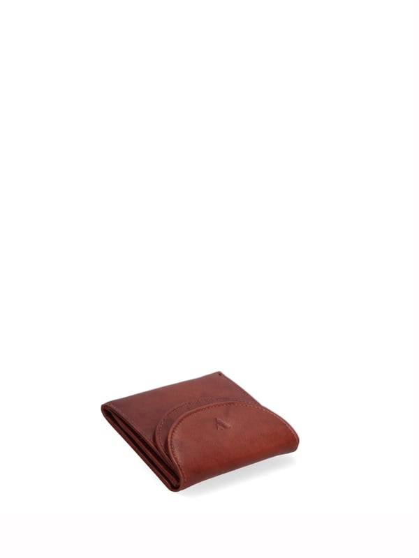 Cartera de hombre. El cierre es con botón de presión. Los bolsillos internos son tarjeteros y porta billetes. Los bolsillos externos son uno frontal con botón magnético. Falta la correa para el hombro. Falta el mango. Hay un compartimento interno. El material exterior es 100% Piel Auténtica. Internamente está forrado en piel auténtica. Medidas: 10x9x2,5 cm. Producto de moda