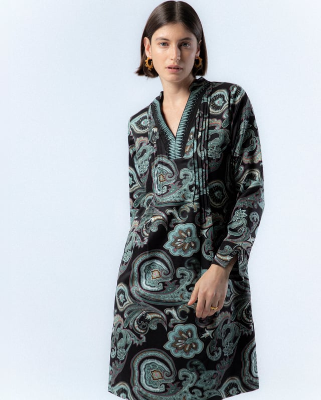 El Vestido Lorena Paisley Verde es una elección perfecta para el invierno. Con su elegante estampado paisley y corte holgado, este vestido ofrece una combinación de sofisticación y comodidad. Completa tu look con botas altas y un abrigo largo para un estilo clásico y chic en los días fríos.
 
 
 
 
 
  Vestido corto con jaretas en delantero. 
 
 
 
 Cuello pico con bordado de hilo y abalorios. 
 
 Manga larga acabada con puño con abertura. 
 
 Tejido estampado paisleys.