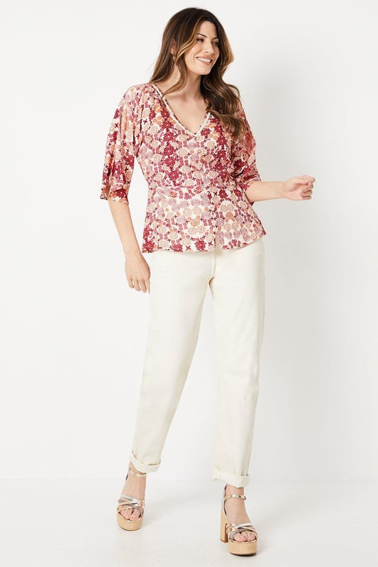 Flattering V-neckline adds a touch of sophistication
Intricate embellished button detailing elevates the design
Relaxed regular fit allows for effortless movement
Lightweight woven viscose fabric drapes beautifully
Three-quarter length sleeves offer versatile styling options

Exuding a refined yet comfortable aesthetic, this viscose blouse from Wallis is a versatile choice for daywear occasions. The intricate embellished button detailing adds a glamorous touch, while the relaxed regular fit ensures a flattering silhouette. Style it with tailored trousers and heels for a polished look at family gatherings or pair it with denim and flats for a casual yet chic ensemble.