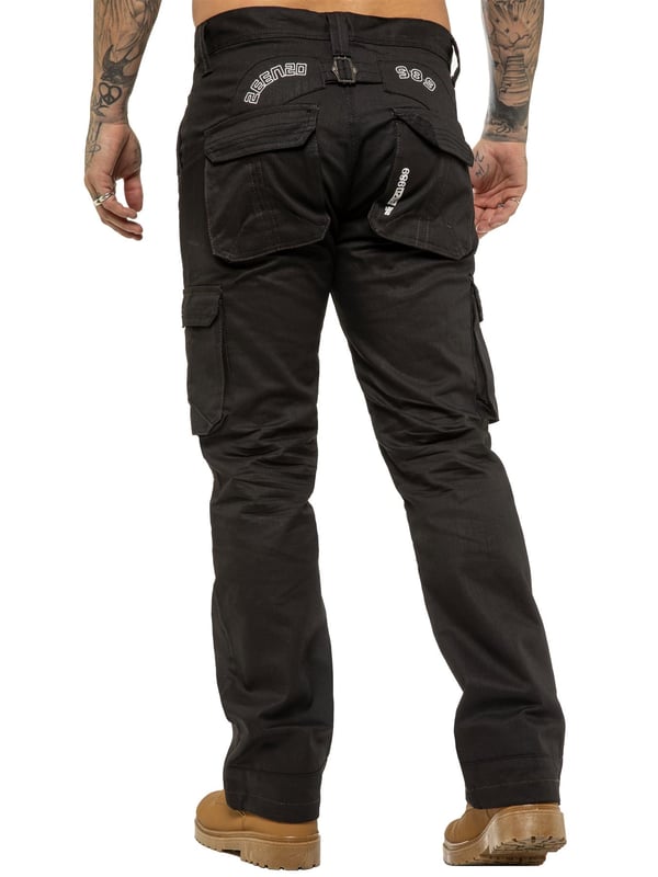 Jeans med combat fit är det perfekta valet för män med en aktiv livsstil och är praktiska och bekväma oavsett om det gäller arbetsveckan eller en hektisk helg. Denna modell med knappslå är tillverkad av slitstark, maskintvättbar denim i bomullsblandning och har gott om fickor med lock för dina verktyg och andra viktiga saker. Denna bekväma, löst skurna design ger fullständig rörelsefrihet och med ett stort storleksintervall finns det ett par som passar alla. (EZ08)
