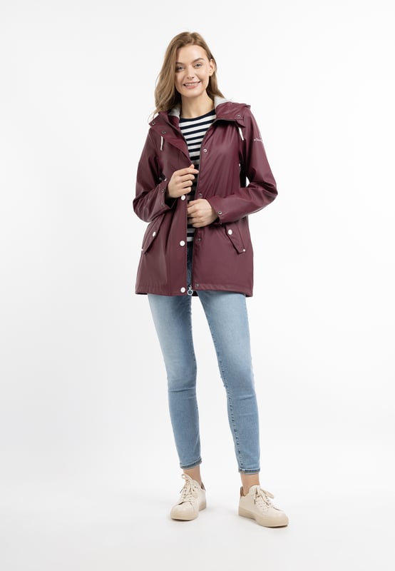 keine Füllung  An regnerischen Tagen bietet diese klassische Regenjacke von DreiMaster Maritim wunderbaren Schutz. Das beschichtete Material ist wind- und wasserdicht und lädt bei allen Witterungslagen zu einem Spaziergang ein. Die leicht taillierte, mittellange Form bietet mit der breiten Kapuze und den stylishen Kordeln einen zusätzlichen Regenschutz. Auch die Druckknopfleiste über dem Reißverschluss sowie die schrägen Pattentaschen optimieren die Jacke in puncto Wetterfestigkeit. Ein angenehmes Tragegefühl erzeugt das weiche Jersey-Innenfutter. Das labeltypische Ankermotiv auf den Druckknöpfen steht sinnbildlich für maritimes Flair und Design.  Regenjacke