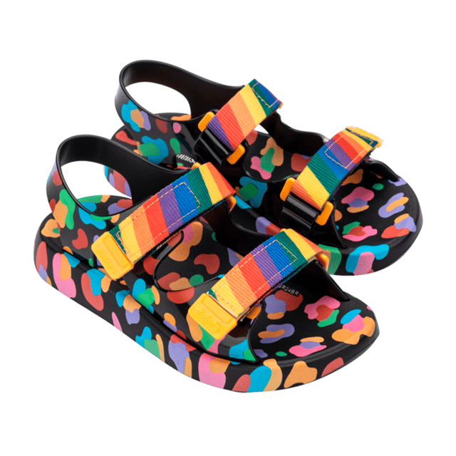 As the name suggests, Melissa Mix combines the comfort characteristic of papetes with the height and style of mini platforms through a contemporary and colorful design. The stability and comfort when walking make it the ideal model for adventures at school or in space.