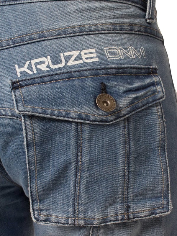 Kruze Mens Designer Cargo Combat Multi Pocket Denim Jeans. 7 bolsillos incluyendo moneda, bolsillos laterales. Los bolsillos traseros y laterales están asegurados con cierre de botón. Costuras de contraste, pinza ajustable en la parte posterior. Interruptor ajustable a los dobladillos. Ideal para ropa casual y de trabajo. Botón de cierre de mosca. Botones y remaches de marca.