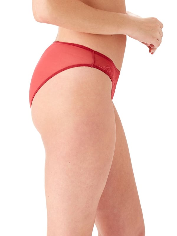 Glossies lace returns in versatile Raspberry Blush, worn as an elevated nude-tone or to co-ordinate with your favourite outerwear pieces. Representing the very latest in lingerie innovation, Glossies Lace features beautiful Chantilly lace which is both extremely delicate and reassuringly supportive. This brief in pink is the perfect partner for the Glossies Lace bra to complete the lingerie set.\r\n