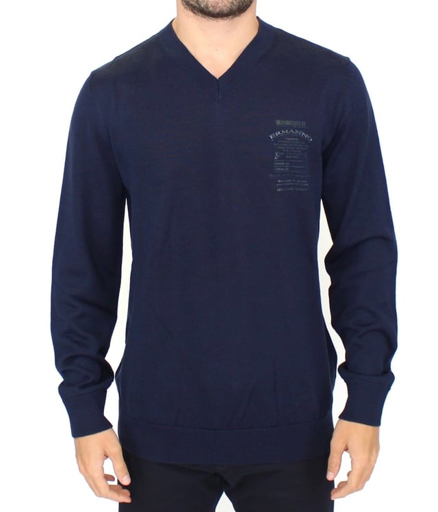 100% Authentic ERMANNO SCERVINO blue v-neck wool blend pullover sweater
  Stylish V-neck design
  Made from a luxurious blend of 50% acrylic and 50% wool
  Logo detailing adds a subtle designer touch
  Available in a beautiful blue color
Material: 50% Acrylic 50% Wool