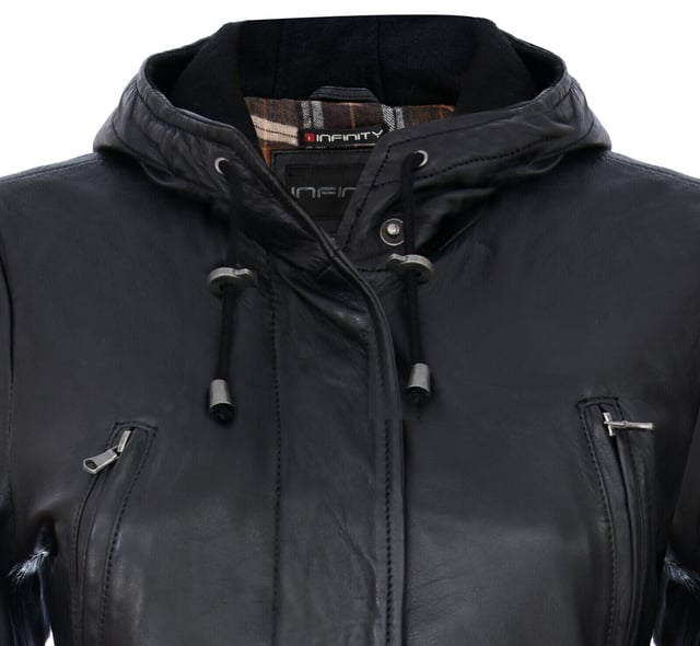 Experimente la sofisticación y la calidez con esta elegante chaqueta de invierno. Su diseño exterior rezuma un encanto refinado, ideal para quienes buscan elegancia en climas fríos. En el interior, un acogedor forro con patrón de cuadros garantiza calidez y comodidad, complementado con una cinturilla para mayor comodidad. La cremallera frontal está oculta debajo de una bragueta abotonada, lo que contribuye a una estética limpia y pulida. Aspectos destacados del diseño: confeccionada con 100 % piel de napa ultra suave de primera calidad para una calidad y comodidad excepcionales. Equipada con un cierre de cremallera YKK oculto y una capucha ajustable para una mayor protección contra los elementos. Cuenta con cuatro bolsillos exteriores con herrajes ocultos, lo que mantiene el aspecto limpio de la chaqueta. Un motivo de cordón en la parte delantera de la chaqueta agrega un toque de estilo y versatilidad. Esta chaqueta combina a la perfección estilo y funcionalidad, lo que la convierte en una excelente opción para quienes priorizan tanto la sofisticación como la calidez en su atuendo de invierno. Realce su guardarropa de invierno con esta pieza excepcional.