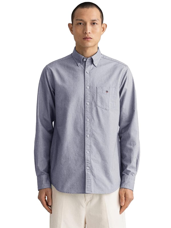 Das aus leichter und atmungsaktiver Baumwolle gefertigte Gant Originals verfügt über einen Button-Down-Kragen und das klassische Logo der Marke auf der Brust. Das Regular Fit Oxford Shirt ist ein klassisches Preppy Essential, das Sie durch die wärmeren Monate und darüber hinaus tragen wird.