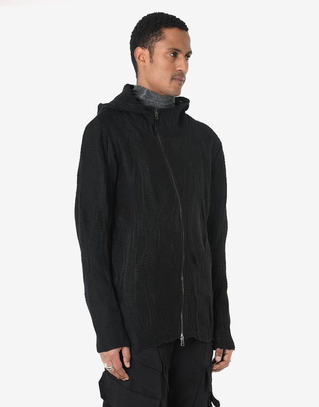 De uniforme kleur van deze trui maakt hem zeer universeel en past bij veel outfits, zowel voor dagelijks gebruik als voor elegantere gelegenheden, waardoor het een onmisbaar kledingstuk is.

Een trui die zwaar versierd is met stiksels is een waar kunstwerk dat de aandacht op zich vestigt en karakter toevoegt aan elke outfitcombinatie, terwijl de zorgvuldig uitgevoerde details de hoogste kwaliteit van vakmanschap laten zien.

Een trui met ritssluiting is een praktische oplossing die je snel en gemakkelijk kunt aantrekken en waarmee je ook de warmte kunt regelen, wat vooral handig is op koelere dagen.

Een capuchontrui is de perfecte keuze voor winderige en koude dagen, beschermt het hoofd tegen de kou en geeft een sportief, zorgeloos karakter, waardoor het een uitstekende keuze is voor elke gelegenheid.

Gemaakt in Italië, wat de hoogste kwaliteit van materialen en precisie van afwerking garandeert en ook prestige en de zekerheid geeft dat je een product draagt uit een land dat bekend staat om zijn uitstekende vakmanschap en mode.