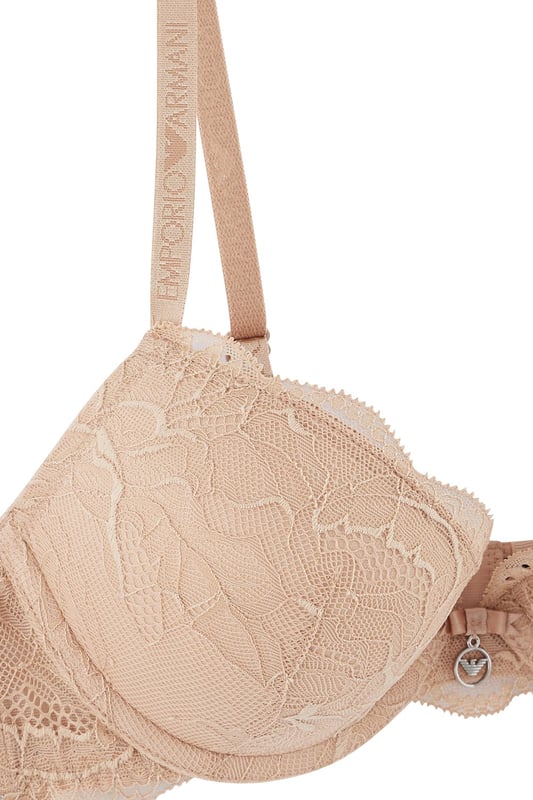 Romantischer Push-up-BH aus Spitze von EMPORIO ARMANI. Die schmalen, unauffälligen Träger geben dem zarten BH einen sicheren Halt. Das aufwendige Wellenmuster und der verspielte Logo-Anhänger unterstreichen das verführerische Design.