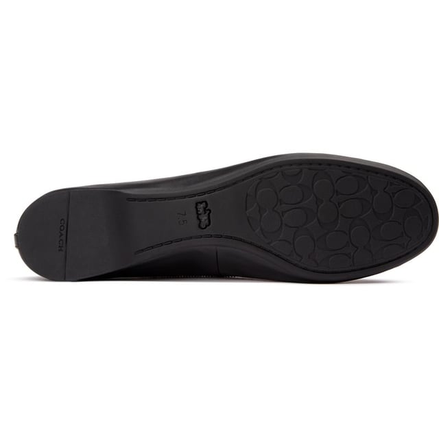 Las bombas de bailarina Abigail de Coach son un estilo que puedes llevar a cualquier lugar y combinar con todo. Este básico atemporal está elaborado con una parte superior de cuero liso de primera calidad, forro suave, plantilla cómoda y suela de goma flexible. Un clásico de fácil uso en estilo slip-on que presenta un ribete de nailon en la parte superior. Un delicado lazo y un logotipo C de herencia en tono dorado antigüo añaden detalles al diseño de punta redonda.