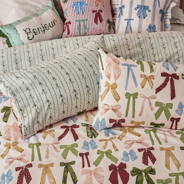 Capture the cute, chic vibes of Parisian style with the magnifique Noortje Bows duvet cover set. The soft colour palette of green, pink, and blue bows combine to add harmony and balance, while the simplified reverse pattern gives you a refreshing alternative for a midweek refresh.