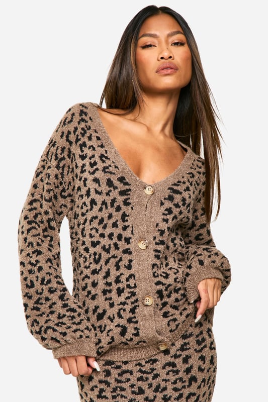 A classic transitional piece that makes layering simple, you can't go wrong with boohoo's range of women's cardigans. Cosy, soft, and the perfect addition to your new-season wardrobe, evoke effortlessly cool vibes with our cosy cardigan collection. Layer up in a chunky  cardigan or opt for chenille and boucl pieces for an edgy vibe. Play down your evening look with a wrap design, or throw a long cardigan over a casual tee, jeans and trainers at the weekend. From timeless black cardigans to playful printed options, shop it all on boohoo.Style: CardiganDesign: LeopardFabric: Acrylic