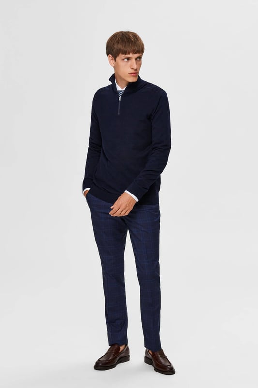 Denna skippertröja för män från SELECTED HOMME är tillverkad i bomull. Modellen har en uppstående krage och långa ärmar. Jumpern har dragkedja.Detaljer om denna jumper:stilnamn: SLHBERGfinstickad