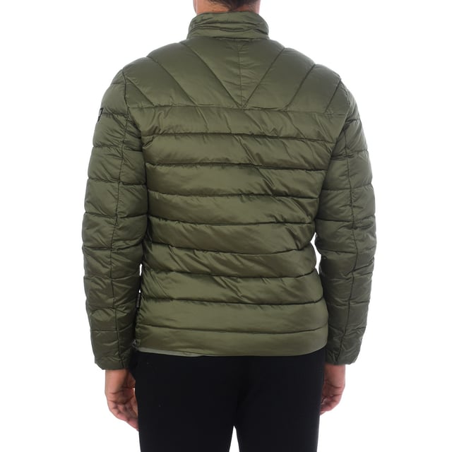 Chaqueta acolchada Napapijri.
Color Verde oscuro
Cuello alto.
Cierre de cremallera.
Dos bolsillos con cierre de cremallera en laterales.
Parches de la marca, en las mangas.
Dos bolsillos en parte interior.
Forro interior a contraste.
Costuras vistas a tono.


Composición:  Exterior: 100% Poliamida; Interior: 100% Poliester.

Cuidados:
- Lavar a temperatura max. 30º.
- No permite plancha.
- No permite secadora.
- No usar lejía.
- No admite el  lavado en seco.