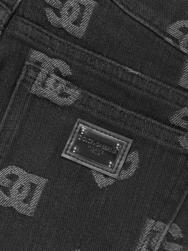 Dolce  Gabbana incorporate innovative materials with vintage abstracts into coexisting spaces. These girls jeans capture the Italian label's mesmeric craftsmanship and purity of design. Crafted in immaculate stretch cotton via a monogram jacquard perspective, silver-tone logo plaque and traditional five pockets. Rivet Detailing Mid-Rise Belt Loops Skinny Cut Concealed Fly and Button Fastening Cotton 98%, Spandex/Elastane 2%