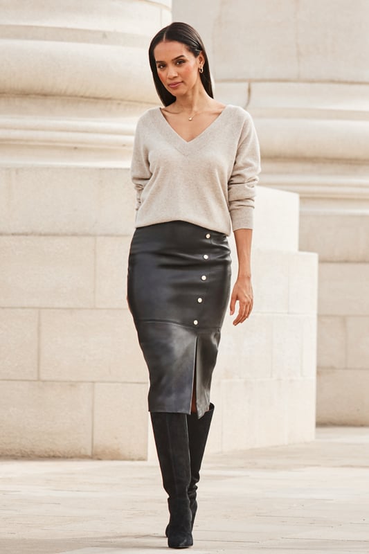 Leather you'll love forever
Chic-meets-sexy pencil style
Elevated with glossy gold buttons
Crafted from the softest leather
Do relaxed glamour with a knit and knee-highs
Add a blouse and courts for the 9-5