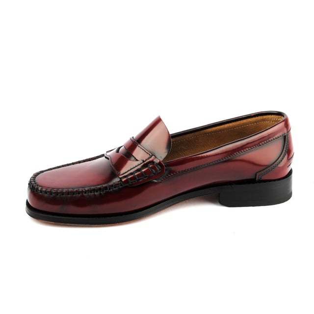 Nuestros Loafer siempre se diferencian del resto de la competencia… y en esta ocasiOn lo logramos de dos modos. En primer lugar  el Sotoalto Royal Flex estA cosido a mano y su piso es de cuero, pero utilizamos un cuero flexible, algo que dificilmente