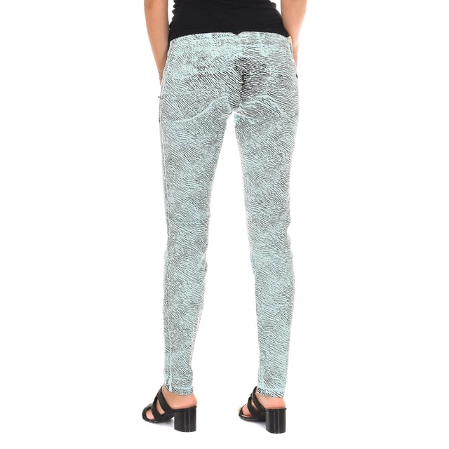 Long pants. 
 Color Green-animal print 
 Belt loops. 
 Button and zip closure on the front. 
 Two pockets on the front. 
 Two fake pockets on the back. 
 Narrow cut hem. 
 Matching seams. 

 Composition: 
 - 98% Cotton - 2% Elastane. 

 Washing instructions: 
 - Wash maximum at 40ºC. 
 - Iron at medium temperature. max. 110ºC. 
 - Lets you use a dryer. 
 - Do not use bleach. 
 - Does not support dry cleaning. 

 Composition: 98% Cotton, 2% Elastane
 Care:
- Wash maximum at 40ºC.
 - Iron at medium temperature. max. 110ºC.
 - Allows you to use a dryer.
 - Do not use bleach.
 - Does not support dry cleaning.