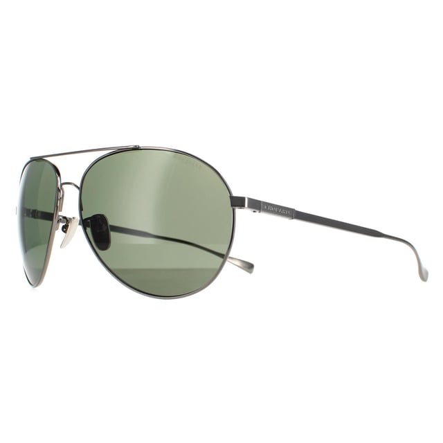 Las gafas de sol Chopard Aviator Men's titanium gunmetal grey green polarised Schd57m son un clásico estilo aviador fabricadas en metal de LIGTHWEight. Las patillas ajustables Noe ofrecen un ajuste personalizado. El logotipo de Chopard aparece en las patillas delgadas para dar autenticidad a la marca.