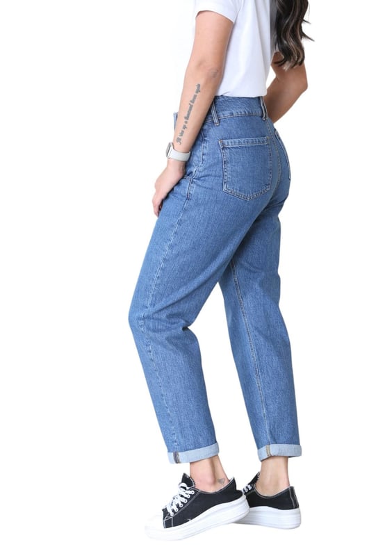 MYT Womens Boyfriend Jeans zorgen voor een perfecte pasvorm voor mensen met een rond figuur. - High Waisted met plooien aan de voorkant en Gemaakt van denim van hoge kwaliteit, deze jeans is ontworpen om veelvuldig dragen en thee te weerstaan. - - . Relaxed Fit Tapered Legs Met een klassiek boyfriend jeans silhouet kan deze jeans zowel omhoog als omlaag gekleed worden voor verschillende gelegenheden. - - .  Deze jeans is baggy aan de bovenkant met brede taille en taps toelopend op de benen. - - . Over het algemeen in goede staat, er zitten wat losse draadjes aan de randen van de knoopsgaten. - - .   Maat 10 is 28 inch in de taille. - - . . . - - .   Maat 12 is 30 inch in de taille. - - . . . - - .   Maat 14 is 32 inch in de taille. - - . . . - - .   Maat 16 is 34 inch in de taille. - - . . . - - .   Maat 18 is 36 inch in de taille. - - . . . - - .   Maat 20 is 38 inch in de taille. - - . . - - . Maat 22 is 40 inch in de taille. - - . . . - - . Maat 24 is 42 inch in de taille. - - . . . - - .