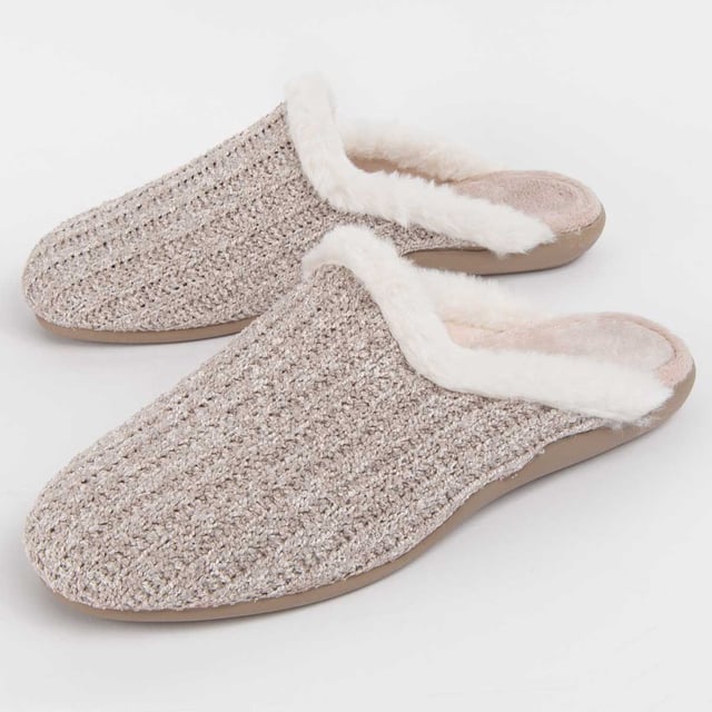 Hecho en España. Zapatilla de casa para mujer. Calce cómodo. Fabricada en materiales veganos. Fabricado por otras marcas para nuestra marca.
