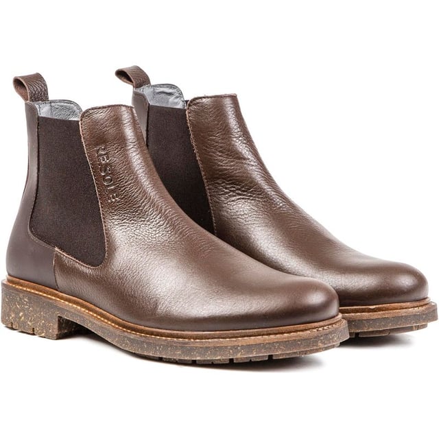 Disfruta de la moda con conciencia con la marca de calzado sostenible RE.SOLE. Esta bota Chelsea con punta lisa para hombre de la recién lanzada empresa de calzado sostenible es exclusiva de Soletrader y está cuidadosamente terminada con sutiles detalles de la marca. El cuero utilizado en este modelo sin cordones proviene del Leather Working Group y la suela está hecha en un 80 % de caucho reciclado. Además, el forro es 90% poliéster reciclado y la suela exterior es de cuero aglomerado reciclado. RE.SOLE es la marca sostenible del futuro.
