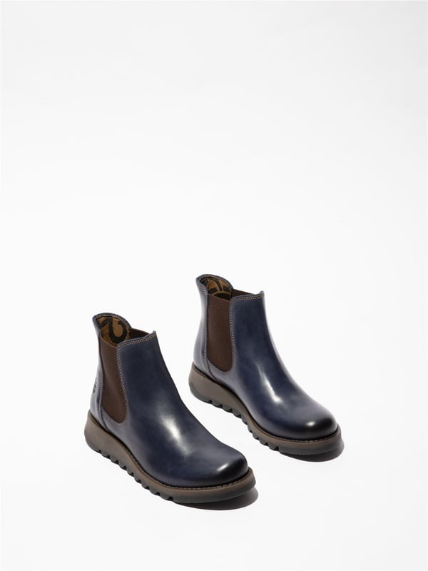 De Fly London Women's Salv195 Chelsea Leather Boots uit de Sminx Line bieden een stijlvol en praktisch ontwerp voor dagelijks gebruik. Deze laarzen hebben een instapmodel en zijn gemaakt van eersteklas leren bovenwerk, een voering van microvezel en een comfortabele binnenzool van microvezel. De duurzame TR-rubberen zool zorgt voor langdurige ondersteuning, terwijl de 3,5 cm hoge wighak precies de juiste hoeveelheid hoogte toevoegt voor een subtiele lift. Deze Chelsea-laarzen zijn perfect om te combineren met casual of semi-formele outfits en combineren comfort en tijdloze stijl. Bovenwerk: leer, voering: microvezel, binnenzool: microvezel, zool: TR-rubber, hakhoogte: 3,5 cm, instapmodel.