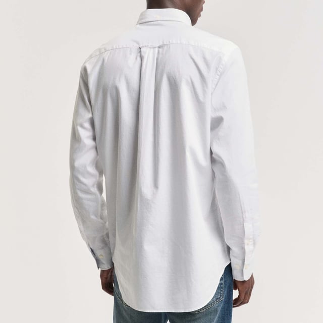 The shirt is made from durable poplin fabric  and is a true classic for your preppy wardrobe. Featuring a rounded hem and an embroidered 1980s-style GANT crest graphic on the chest pocket.